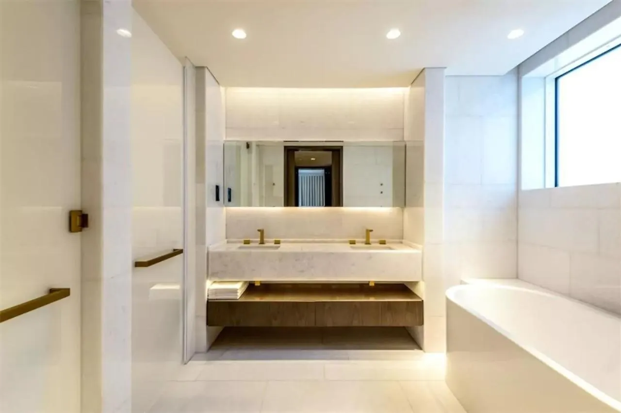 Five Palm Beach Villa - Three Floors, Private Pool, Jacuzzi Dubai
