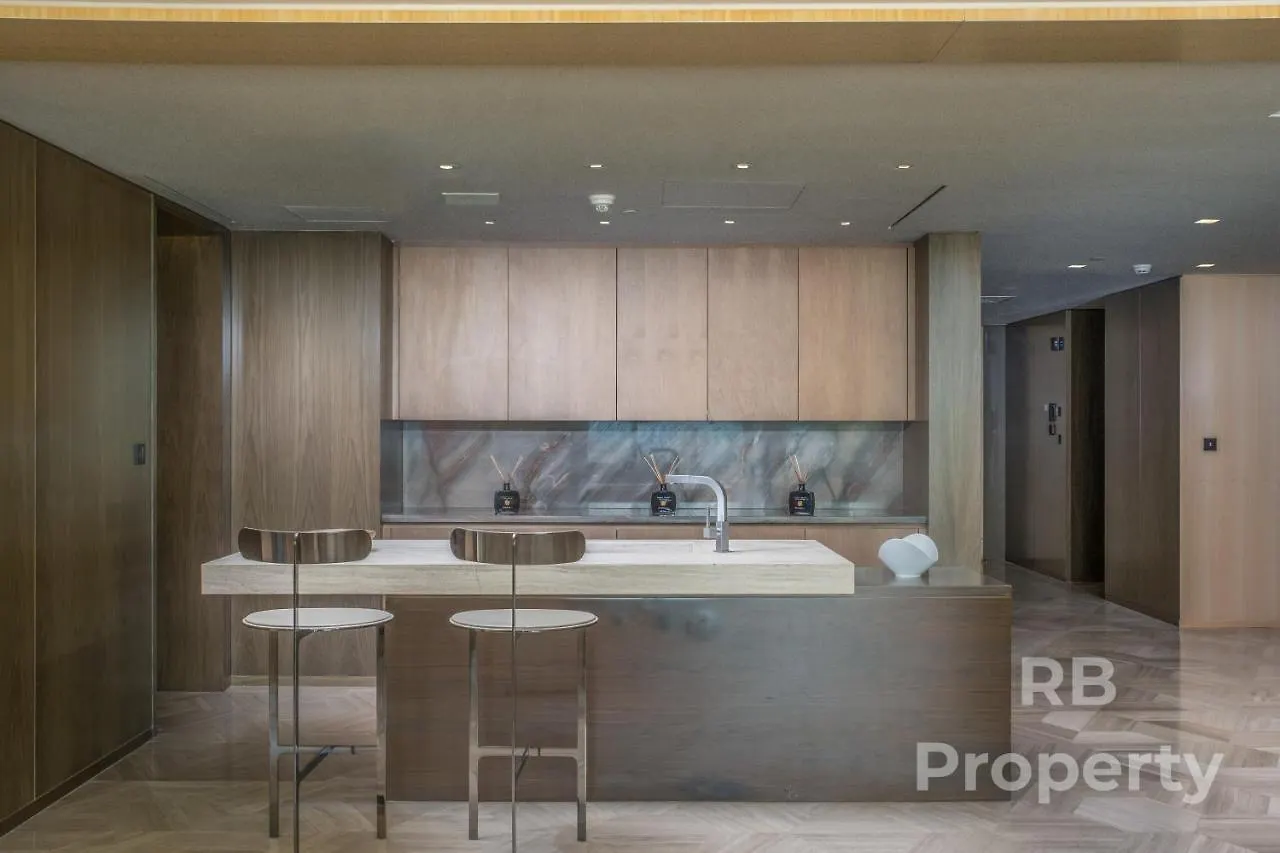 Five Palm Beach Villa - Three Floors, Private Pool, Jacuzzi Dubai